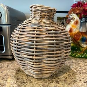 Pottery Barn 2023 Spring collection - wicker vase - brand new! Sells for 69$